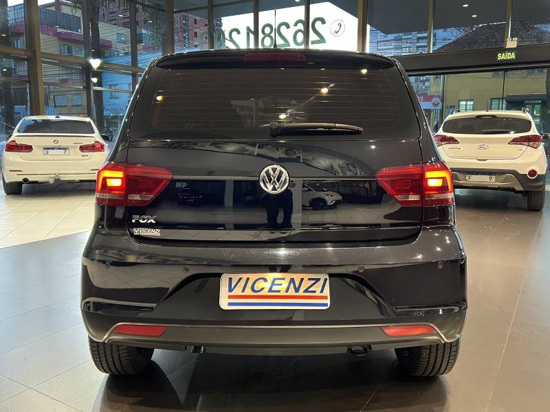 VOLKSWAGEN - FOX - 2016/2017 - Preta - R$ 51.800,00
