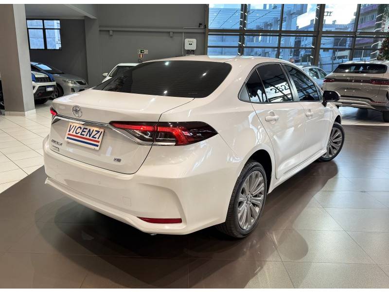 TOYOTA - COROLLA - 2022/2023 - Branca - R$ 125.800,00