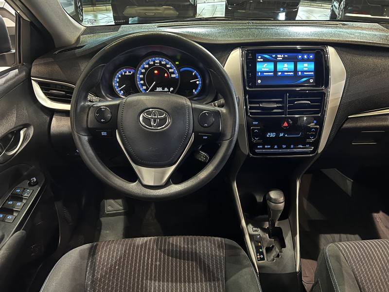 TOYOTA - YARIS - 2021/2022 - Branca - R$ 88.500,00