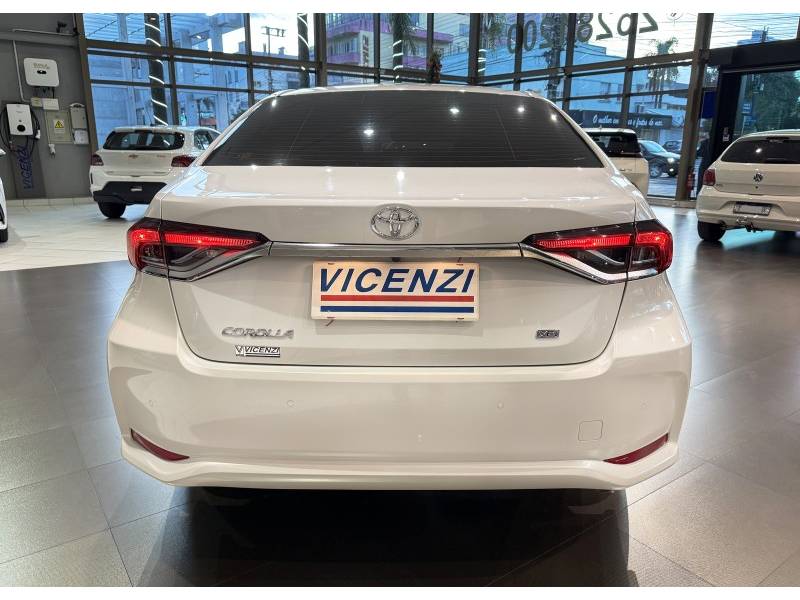 TOYOTA - COROLLA - 2022/2023 - Branca - R$ 125.800,00