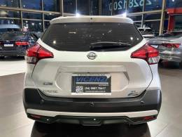 NISSAN - KICKS - 2017/2018 - Prata - R$ 88.800,00