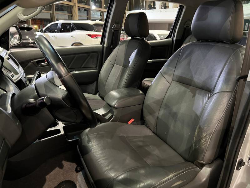 TOYOTA - HILUX - 2011/2012 - Prata - R$ 112.900,00