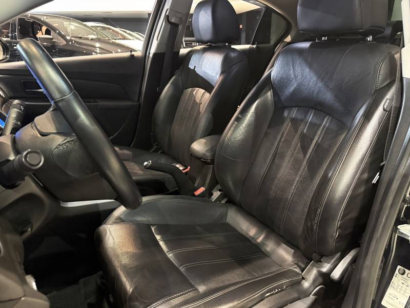 CHEVROLET - CRUZE - 2012/2013 - Preta - R$ 53.800,00