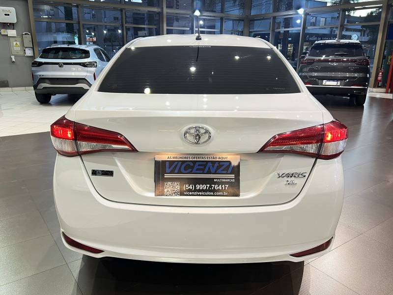 TOYOTA - YARIS - 2021/2022 - Branca - R$ 88.500,00