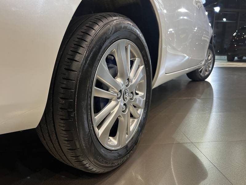 TOYOTA - YARIS - 2021/2022 - Branca - R$ 88.500,00