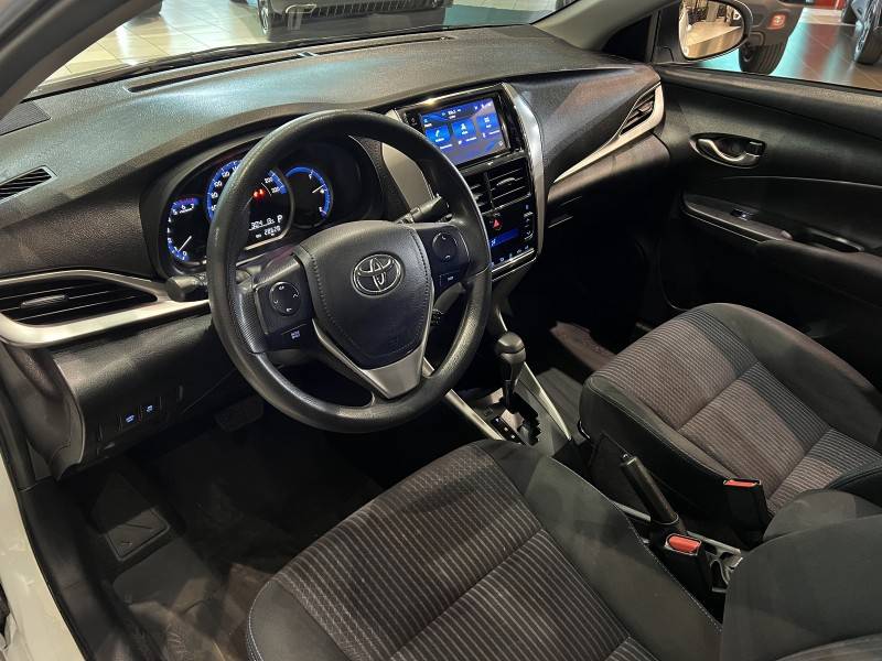 TOYOTA - YARIS - 2021/2022 - Branca - R$ 88.500,00