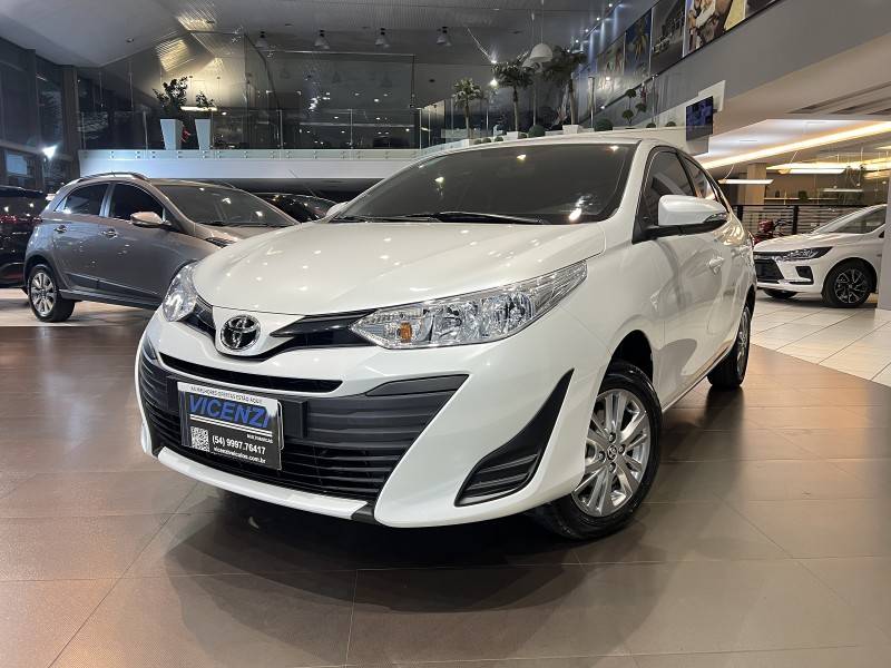 TOYOTA - YARIS - 2021/2022 - Branca - R$ 88.500,00