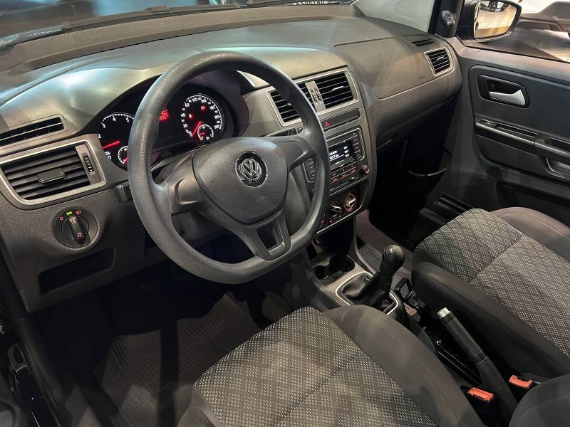 VOLKSWAGEN - FOX - 2016/2017 - Preta - R$ 51.800,00