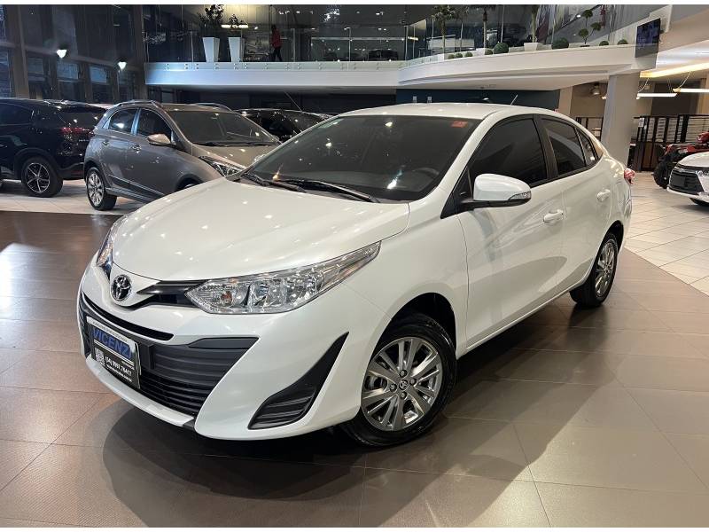 TOYOTA - YARIS - 2021/2022 - Branca - R$ 88.500,00